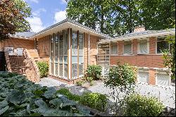 FRANK LLOYD WRIGHT IN A HIGH-END RESIDENTIAL AREA