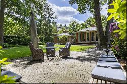 FRANK LLOYD WRIGHT IN A HIGH-END RESIDENTIAL AREA