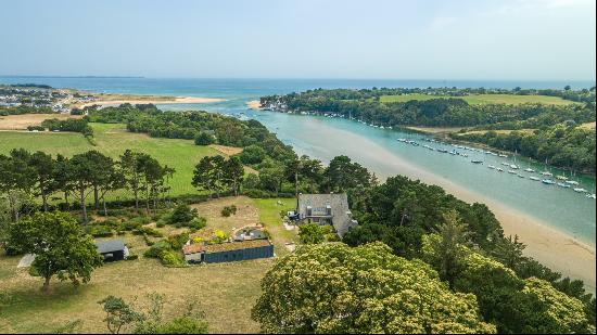 Morbihan, sea view property for rent, feet in the water.