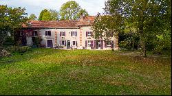 Maison de Maitre and gites with a view of the Montagne Noire