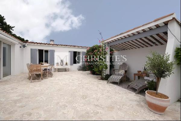 Beautiful property in Ile de R - with outbuildings and building land