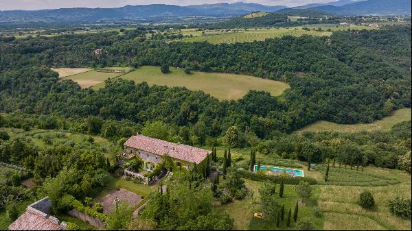 A wonderful oasis of magical quiet, a few hundred metres outside the enchanting Tuscan tow