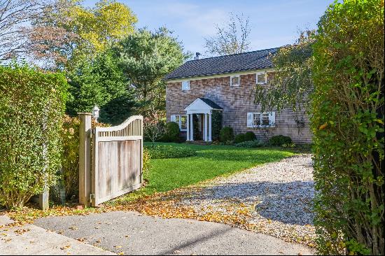 In the center of East Hampton Village you will find this Beach Cottage with four bedrooms 