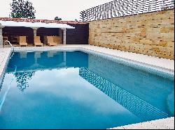 Grand house with pool and garden in exclusive development in Oleiros