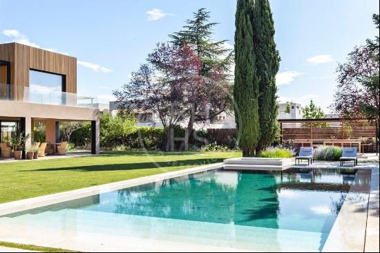 1200 sqm luxury house with pool for sale in Aravaca, Madrid 28023