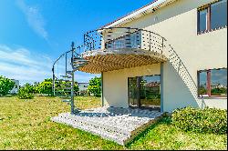 Contemporary house with sea view