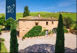 Old farmhouse with a park and pool for sale at a stone's throw from Montalcino and Montepu
