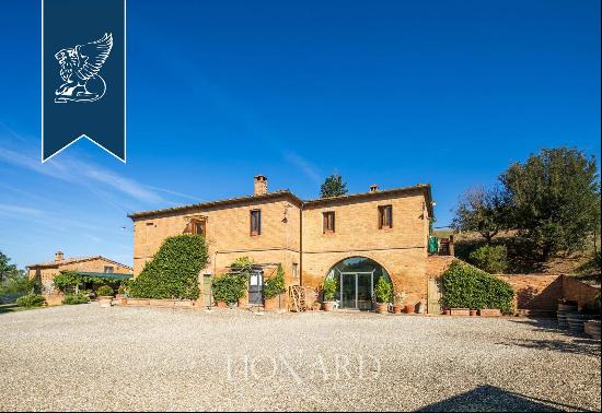 Old farmhouse with a park and pool for sale at a stone's throw from Montalcino and Montepu