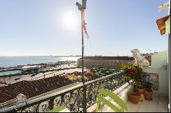 Penthouse with 176 sqm and a top view over the Tagus River and Lisbon