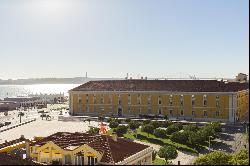 Penthouse with 176 sqm and a top view over the Tagus River and Lisbon