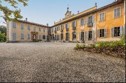 Prestigious historic mansion in the Lombard countryside