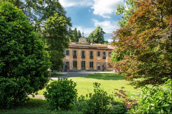 Prestigious historic mansion in the Lombard countryside