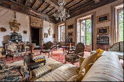 Prestigious historic mansion in the Lombard countryside