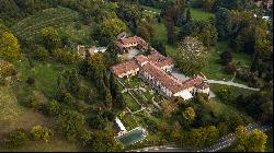 Prestigious historic mansion in the Lombard countryside