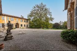 Prestigious historic mansion in the Lombard countryside