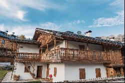 LUXURY APARTMENT IN TRADITIONAL MOUNTAIN CHALET