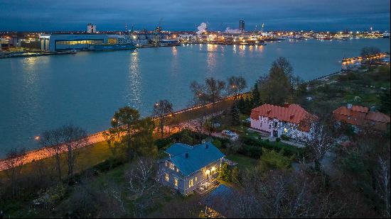 Historic villa in Smiltyne on the lagoon shore