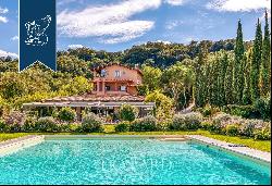 Wonderful resort with pool for sale between Tuscany, Umbria and Rome