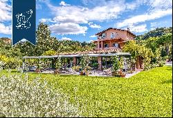 Wonderful resort with pool for sale between Tuscany, Umbria and Rome