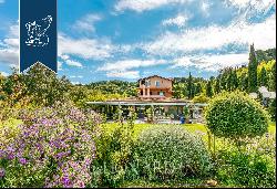 Wonderful resort with pool for sale between Tuscany, Umbria and Rome