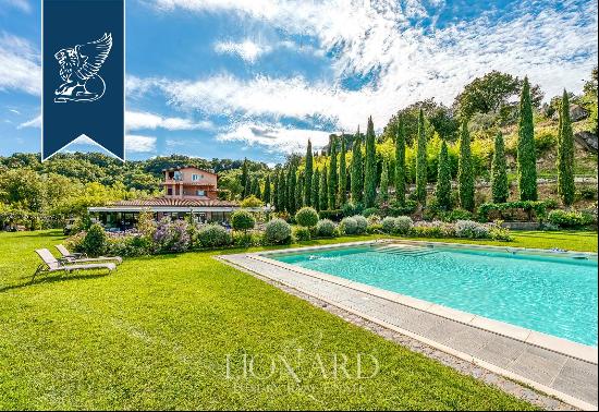 Wonderful resort with pool for sale between Tuscany, Umbria and Rome