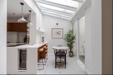 Two bedroom stucco fronted property for sale in Leinster Gardens, W2