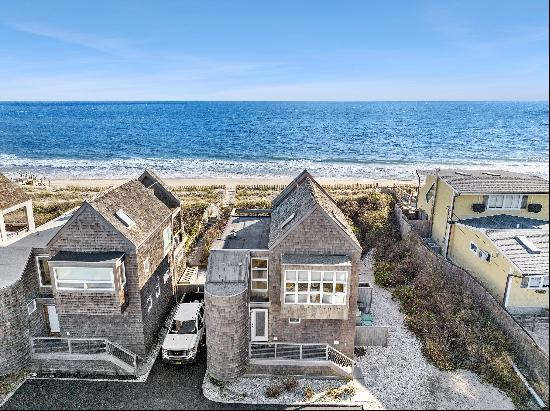 This beautiful oceanfront home in Montauk features 3 bedrooms,1 and 1/2 baths plus an outd