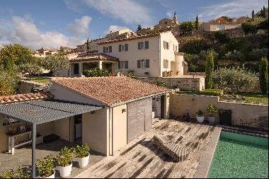 A beautiful village house with a pool for sale near the Ventoux