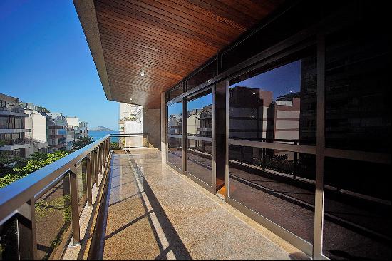 Bright apartment on the beach block