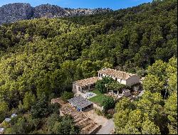 Finca with views of the mountains and the sea in Andratx