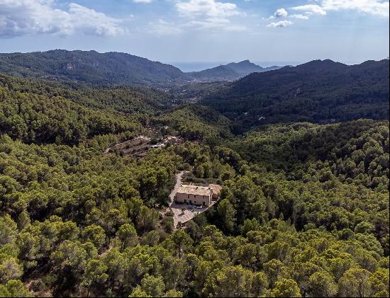 Finca with views of the mountains and the sea in Andratx