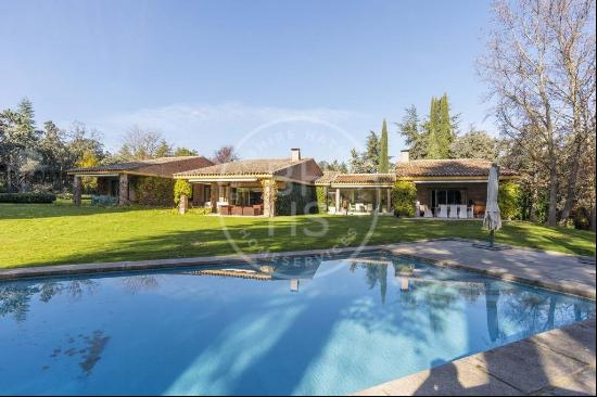 1100 sqm luxury house with pool and views for sale in La Moralej, Alcobendas 28000