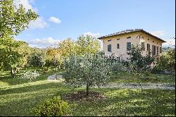 Charming villa with a private lake in Montepulciano