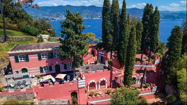 Sea view estate comprising 3 houses and a private park overlooking Portofino for sale in P