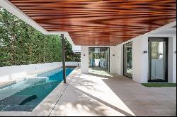 Very modern, luxurious and beachside villa on Marbella's Golden Mile