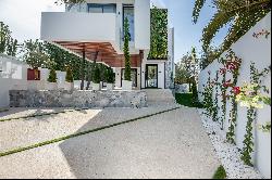 Very modern, luxurious and beachside villa on Marbella's Golden Mile