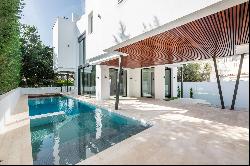 Very modern, luxurious and beachside villa on Marbella's Golden Mile