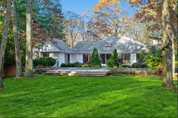 Located on a quiet cul-de-sac close to the Village of East Hampton and all of its shops, r