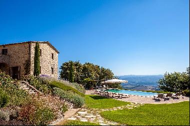 A Gorgeous estate nestled between Tuscany, Umbria, and Lazio