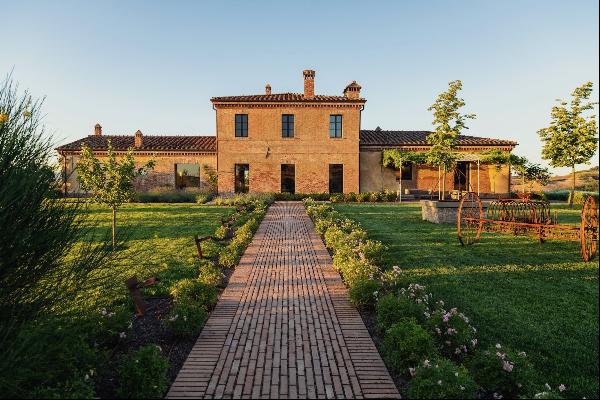 Beautiful hilltop property in the heart of Tuscany with 360-degree views