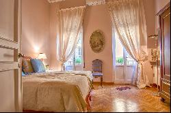 Authentic Florentine Apartment by the Arno River