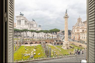 Stunning apartment overlooking Trajan's monumental Column
