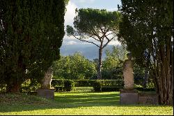 Villa Perle, a classic Tuscan villa surrounded by vineyards and olive groves