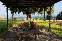 Villa Perle, a classic Tuscan villa surrounded by vineyards and olive groves