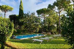 Villa Perle, a classic Tuscan villa surrounded by vineyards and olive groves