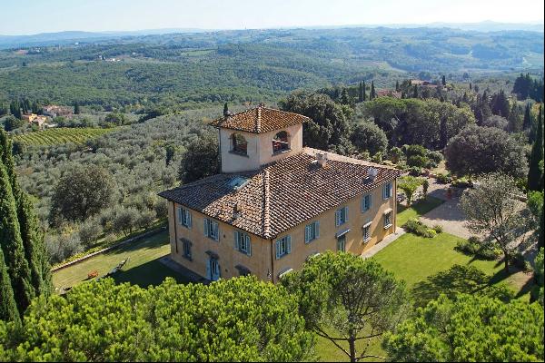 Villa Perle, a classic Tuscan villa surrounded by vineyards and olive groves