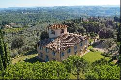 Villa Perle, a classic Tuscan villa surrounded by vineyards and olive groves