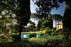 Villa Perle, a classic Tuscan villa surrounded by vineyards and olive groves