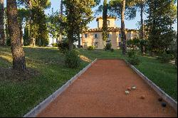 Villa Perle, a classic Tuscan villa surrounded by vineyards and olive groves