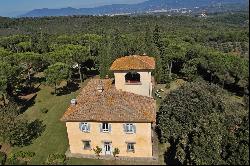 Villa Perle, a classic Tuscan villa surrounded by vineyards and olive groves